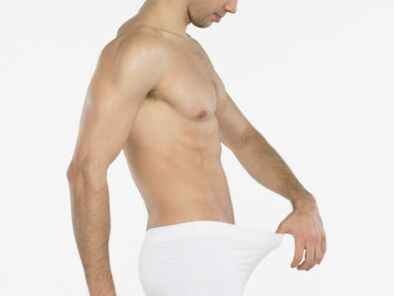 Moški želi sam povečati penis